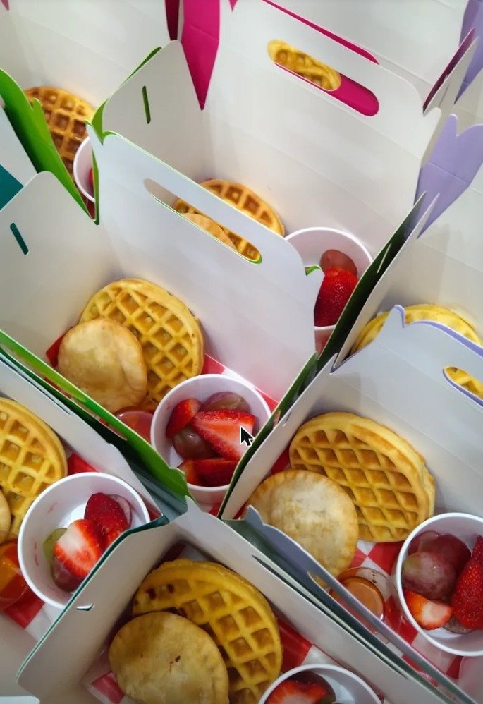 Boxes de desayuno con waffles, empanadilla y fresas