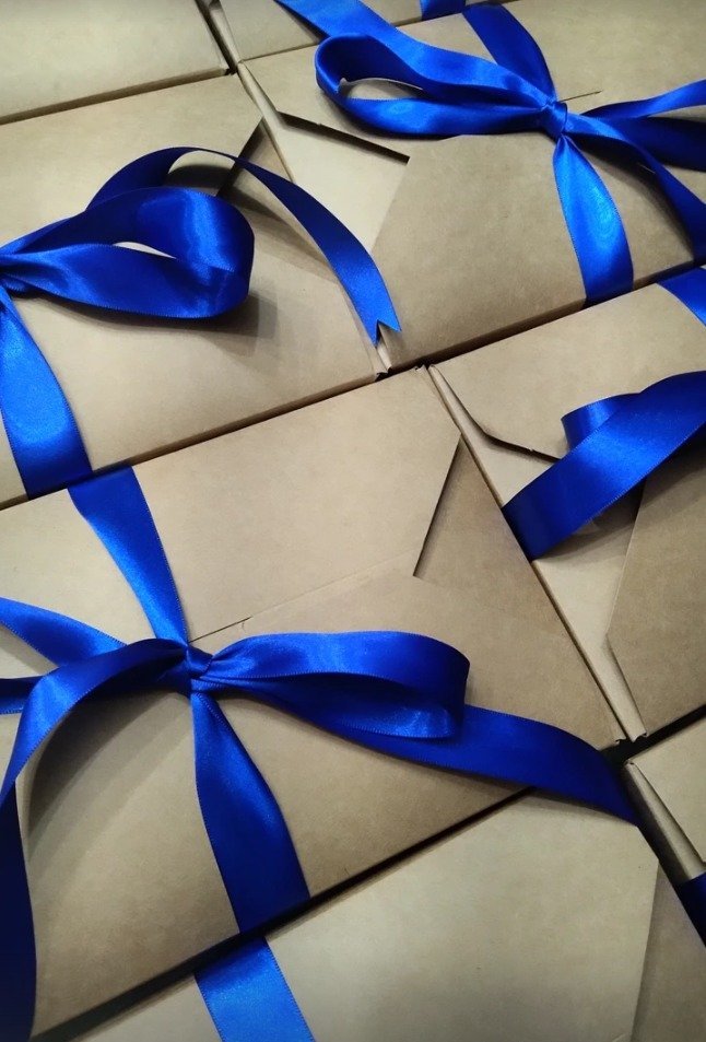 Boxes kraft cerrados con lazos de cinta azul