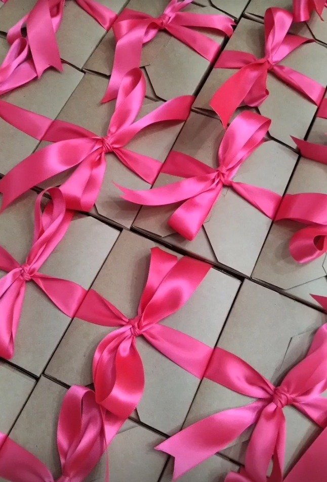 Boxes kraft cerrados con lazos de cinta rosada