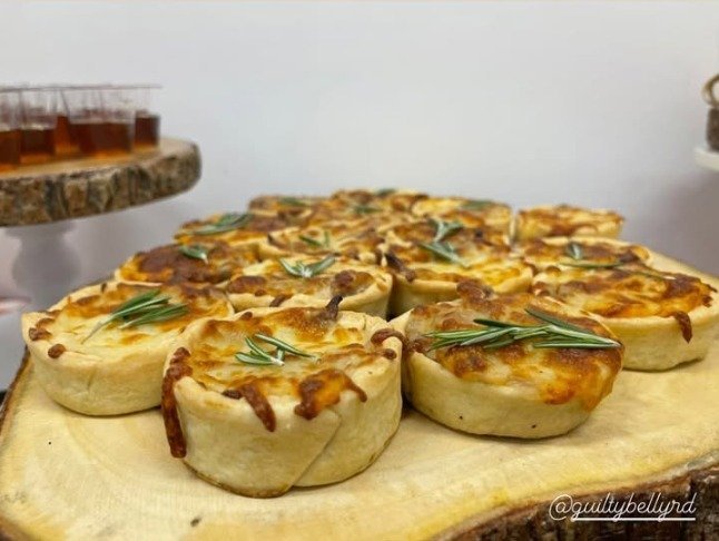 Mini quiché de cebolla caramelizada y bacon sobre tabla de madera