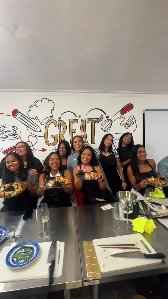 Grupo de asistentes sonriendo en un taller de cocina de Fancy Foods