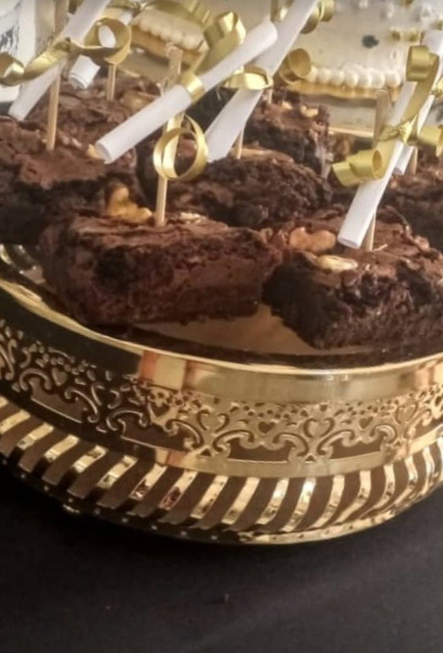 Brownies con nueces en bandeja dorada